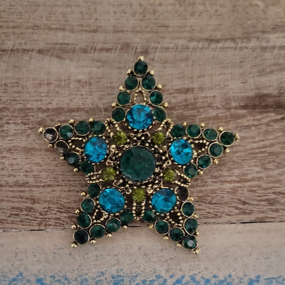 Emerald and Sapphire colored chrystals in Star shape Brooch - Picture 1 of 3